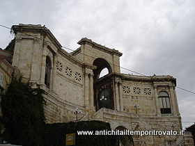 Suggestiva immagine presa dal pianerottolo dove si trova la passeggiata coperta, nel Bastione San Remy di Cagliari