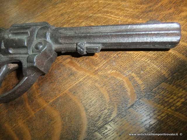 Antichità il tempo ritrovato - Antiquariato e restauro - Giocattoli  antichi-Giocattoli-Antica pistola giocattolo Pistola antica in metallo  pressofuso