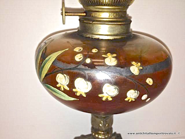 Antichità il tempo ritrovato - Antiquariato e restauro - Oggettistica  d`epoca-Lampadari e lampade-Antica lampada a petrolio in vetro Lampada a  petrolio in vetro dipinto