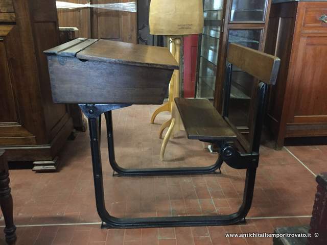 Antichità il tempo ritrovato - Antiquariato e restauro - Mobili antichi-Mobili  vari-Antico banchetto da scuola rovere e ferro Antico banco da scuola per  bambini