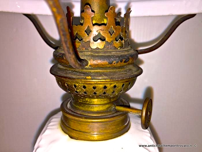 Antichità il tempo ritrovato - Antiquariato e restauro - Oggettistica  d`epoca-Lampadari e lampade-Antico lume a petrolio Lume a petrolio in  opaline