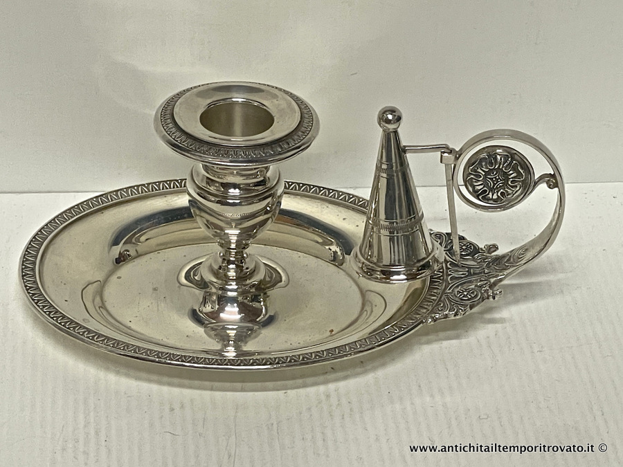 Portacandela ovale in argento con spegnimoccolo - Bugia in argento con decori impero nel bordo e nel manico