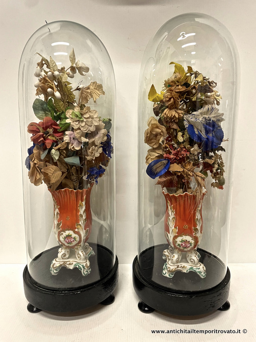Antica coppia di campane in vetro soffiato con piccoli vasi dell'800 con fiori in stoffa - Antica coppia di piccoli vasi in ceramica arancio all'interno di due campane in vetro soffiato