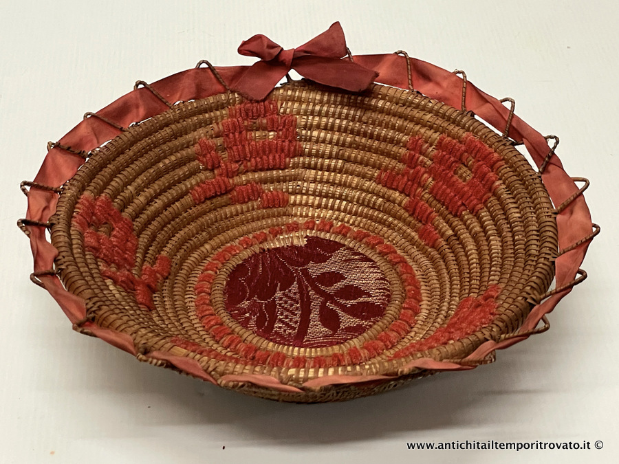 Sa crobedda: cestino di Sinnai di piccole dimensioni - Piccola e antica corbula del Campidano con decorazione floreale