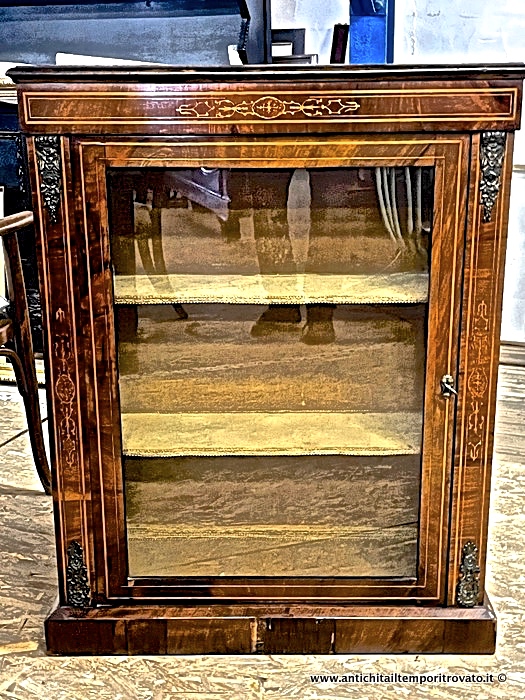 Antica vetrina Pier Cabinet in noce con intarsi e  decori in bronzo - Piccola vetrina inglese ad un anta con intarsi in bosso