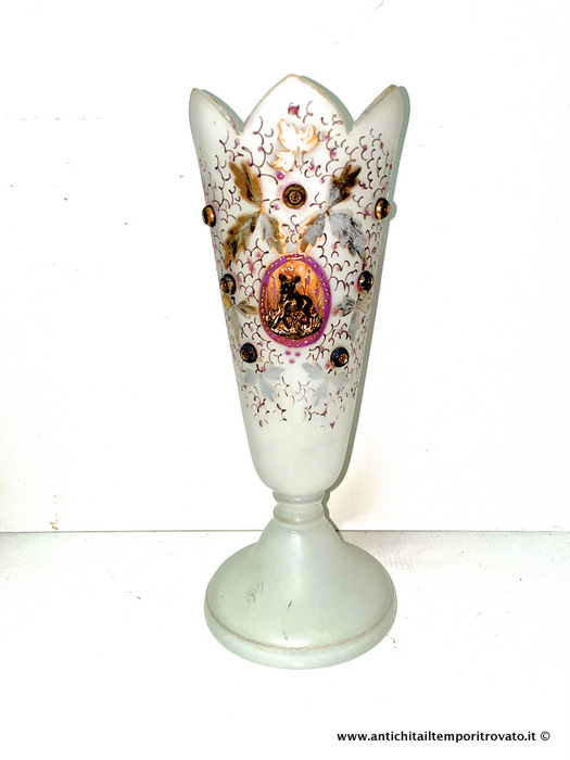 Antico vaso in opaline con decori applcati e finale a corolla - Vaso italiano in pasta di vetro dell'800 con decorazioni fogliate dipinte e un cerbiatto in vetro applicato