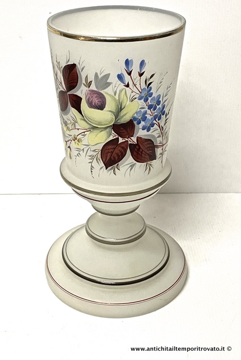 Antico vaso ottocentesco italiano in vetro opaline dipinto a mano - Antico vaso per fiori in vetro opaline con decori floreali e fogliatI