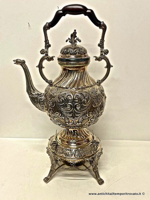 Grande samovar italiano in argento sbalzato - Samovar palermitano in argento 800 del 1970