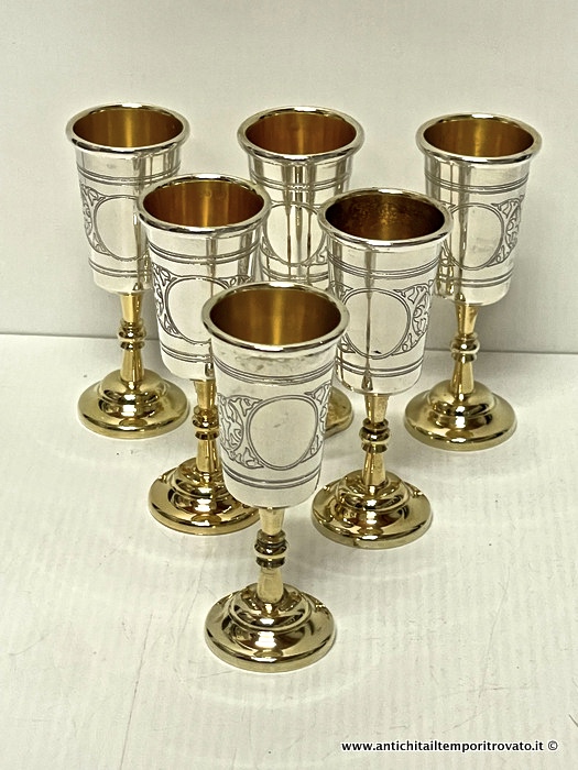 Set composto da sei solidi bicchierini da liquore in argento 800 con interno dorato - Lotto composto da 6 piccoli solidi calici in argento 800 con incisioni