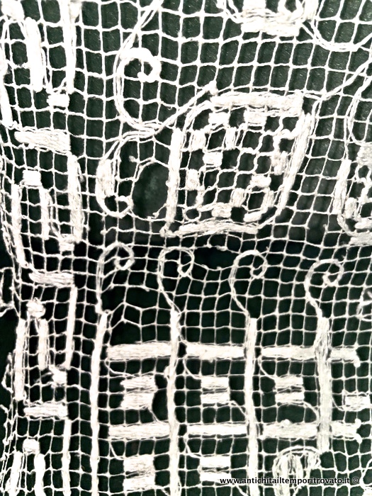 Sardegna antica → Costumi, ricami, tappeti sardi → Restauri tende filet Bosa Vedi i vari restauri da effettuare nella rete della coppia di tendine in filet di Bosa
Immagine:immagini/catalogo/7000/7453.jpg