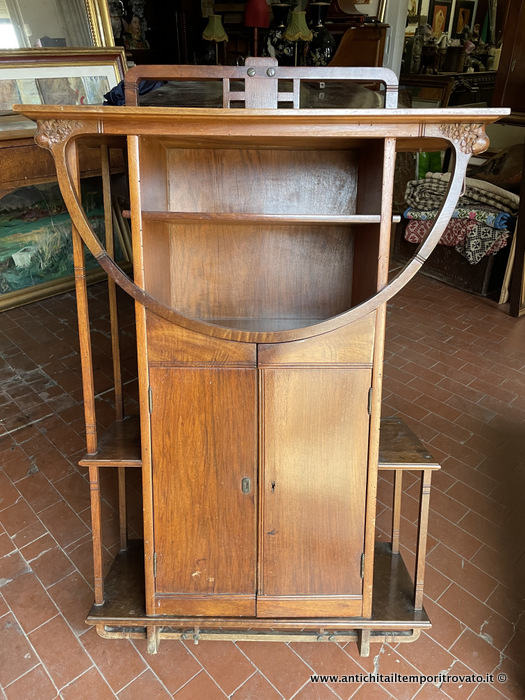 Antico stipo da appendere in noce con elementi floreali Art nouveau - Delizioso mobile da appendere Art Nouveau in massello di noce