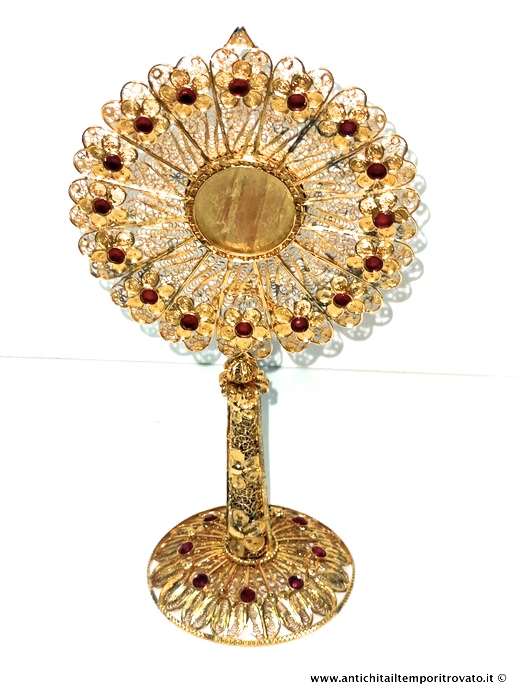 Reliquiario contemporaneo h. cm. 20, grammi 106,  in filigrana d'argento dorato - Reliquiario in filigrana d'argento dorato 24 kt. e strass rossi