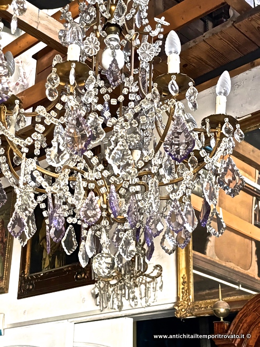 Oggettistica d'epoca → Lampadari e lampade → Raffinata coppia di lampadari italiani in cristallo con gocce di varie forme Antichi lampadari con gocce in cristall di varie forme con alcune color lilla
Antica coppia di raffinati lampadari italiani risalenti alla prima metà del 900 illuminati da 10 punti luce: 9 bracci sagomati a voluta disposti su un livello e una luce centrale interna. Candele …
... continua ...
Immagine:immagini/catalogo/7000/7590.jpg