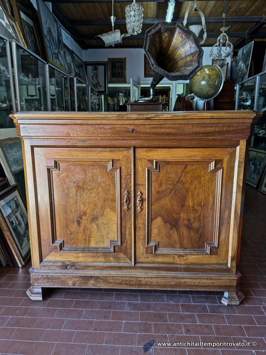 Mobili antichi → Credenze → Antica credenza francese fine 800 in massello di noce Servant francese fine 800 in massello di noce
Antica ed elegante credenza francese (cm.128x55 h.108), realizzata in massello di noce nella seconda metà dell`800: piano in legno (massello di noce) con angoli squadrati, cassetto sottopiano mosso, …
... continua ...
Immagine:immagini/catalogo/7000/7601.jpg