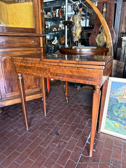 Mobili antichi → Tavoli da gioco → Antico tavolo da gioco dell'800 lastronato in noce e bois de rose Piccolo tavolo da gioco rettangolare italiano con lastronatura di noce. lavorazione a spina d pesce
Antico tavolo da gioco di forma rettangolare (cm.77x40; h.77): di provenienza italiana, è realizzato nella fine dell'800 in noce e lastronatura di noce con lavorazione a spina di pesce, …
... continua ...
Immagine:immagini/catalogo/7000/7607.jpg