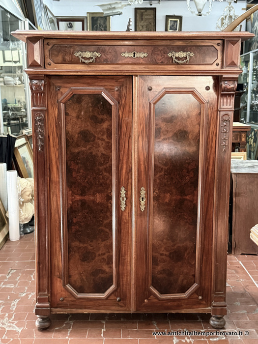 Mobili antichi → Credenze → Antica credenza ad un corpo di piccole dimensioni h.1,30 Antica credenza tedesca in noce con pannelli in radica: profondita massima cm.48
Antica credenza ad un corpo impiallacciata in noce e noce venata, deliziosa per via della misure contenute (cm.94x48; h.1,30). Sorretta da piedi torniti, è realizzata in Germania nella fine …
... continua ...
Immagine:immagini/catalogo/7000/7650.jpg