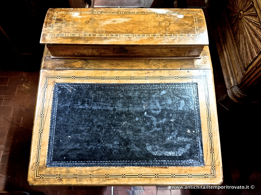 Mobili antichi → Mobili vari → Antico Davenport Vittoriano in noce con intarsi geometrici in vari legni Piccolo scrittoio da signora realizzato nel periodo Vittoriano in noce con intarsi
Delizioso e piccolo Davenport (cm.53x53; h.86) realizzato in noce con intarsi geometrici (foto n°1): di provenienza inglese, è realizzato nella seconda metà dell'800, nel …
... continua ...
Immagine:immagini/catalogo/7000/7681.jpg