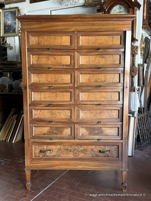 Mobili antichi → Mobili vari → Antico classificatore italiano con frontale del cassetto a ribalta Antico schedario italiano in noce con 12 cassetti a ribalta e uno a tutta larghezza
Antico schedario italiano interessante per le misure esigue (cm.97x48; h.152), sorretto da 4 gambe a tronco di piramide: realizzato in noce nei primi del 900 e composto da 13 cassetti, 12 con fronte …
... continua ...
Immagine:immagini/catalogo/7000/7682.jpg