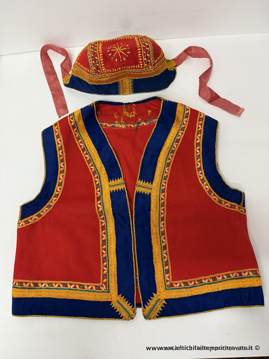 Sardegna antica → Costumi, ricami, tappeti sardi → Antico gilet e cuffietta di Desulo ricamati a mano Antico cuguddu e gilet del costume sardo desulese ricamato a mano
Antico e delizioso gilet con cuffietta (cuguddu) del costume tradizionale di Desulo realizzato nella metà del 900. Il costume di Desulo, ricamato dalle più brave artigiane locali, …
... continua ...
Immagine:immagini/catalogo/7000/7689.jpg