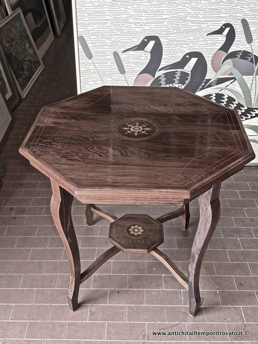 Mobili antichi → Tavoli e tavolini → Tavolino ottagonale Vittoriano in palissandro con intarsi in bosso Antico tavolino inglese in palissandro con intarsi in varie essenze
Elegante tavolino inglese ottagonale (cm.72; h.70) realizzato in palissandro nel periodo Vittoriano e filettato in bosso in ogni sua parte: nei fascioni, nelle 4 gambe mosse (foto n°5), nel bordo …
... continua ...
Immagine:immagini/catalogo/7000/7698.jpg
