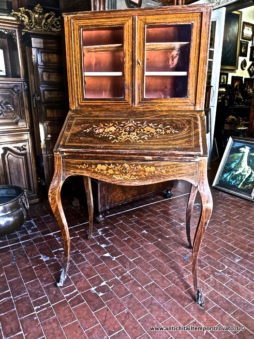 Mobili antichi → Bureau e trumeau → Antico bureau con ribalta di piccole dimensioni intarsiato su palissandro Antico e piccolo scrittoio da signora intarsiata in ogni sua parte
Delizioso e piccolo scrittoio da signora realizzato nel periodo Napoleone III (1870/1890) in palissandro con intarsi floreali in varie essenze che troviamo nel fronte del cassetto, nella ribalta, …
... continua ...
Immagine:immagini/catalogo/7000/7711.jpg