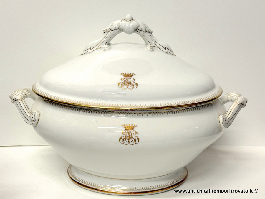 Oggettistica d'epoca → Zuppiere e risottiere → Importante zuppiera in porcellana con monogramma in oro zecchino Grande zuppiera in porcellana francese di forma ovale del periodo Napoleone III
Splendida zuppiera francese Napoleone III (1860/1870) di forma ovale, realizzata in porcellana finissima e caratterizzata da 4 monogrammi (R.H.) in oro zecchino sovrastati da una corona baronale …
... continua ...
Immagine:immagini/catalogo/7000/7716.jpg