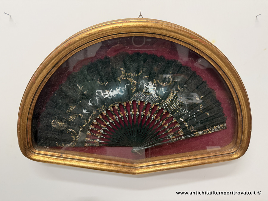 Oggettistica d'epoca → Oggetti vari → Antico ventaglio in pizzo con putti e colombe dipinte a mano in bianco su fondo nero Antico ventaglio con angeli dipinti a mano e parte finale superiore in pizzo
Antico e delizioso ventaglio francese realizzato nei primi anni del 900: posto all'interno di una teca dorata (contemporanea), la struttura del ventaglio è composta da stecche in legno sagomato …
... continua ...
Immagine:immagini/catalogo/7000/7745.jpg