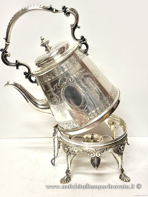 Sheffield d'epoca → Samovar → Antico samovar inciso a cesello nel 1872 dall'argentiere Thomas Bradbury & Sons Antico samovar Vittoriano in sheffield di grandi dimensioni
Antico ed importante samovar Vittoriano di grandi dimensioni realizzato nel 1872 dagli argentieri Thomas Bradbury & Sons. Il sistema di datazione di Bradbury si basa su 3 serie di lettere. La 1° …
... continua ...
Immagine:immagini/catalogo/7000/7762.jpg