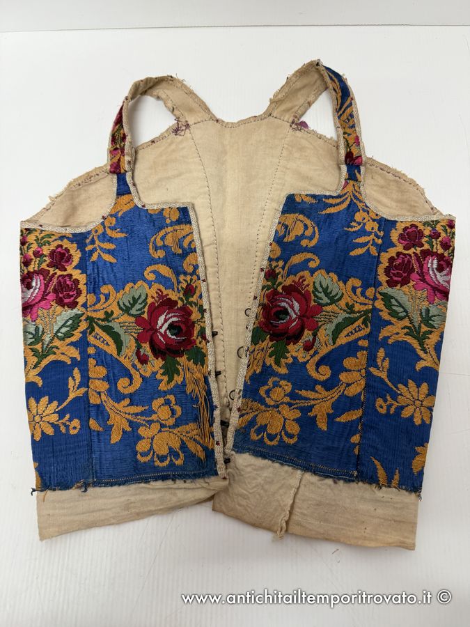 Sardegna antica → Costumi, ricami, tappeti sardi → Su cossu, antico e raro corsetto del costume tradizionale femminile sardo Antico corpetto sardo fine 800 in broccato a telaio zona Domus de Maria, Pula, Sarroch
Antico corsetto detto Su cossu, realizzato nella fine 800:facente parte del costume tradizionale sardo, è originario della zona di Domus de Maria, Pula, Sarroch. Realizzato in broccato lavorato a …
... continua ...
Immagine:immagini/catalogo/7000/7777.jpg