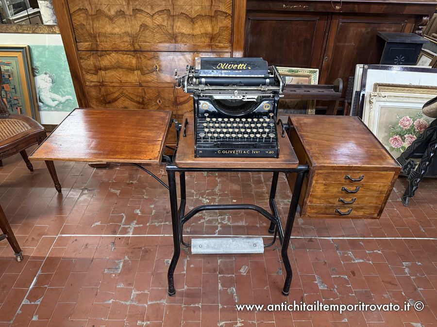 Oggettistica d'epoca → Bronzo ottone ferro → Antica macchina da scrivere Olivetti mod. M20 con il suo supporto originale del periodo Macchina da scrivere Olivetti M20 anni 20 completa del suo mobile originale
Antica macchina da scrivere Olivetti modello M20 (39x36; h.23) in ghisa, con la sua custodia originale in lamiera (foto n°8) e il tavolino in faggio (cm.118x37; h. 69) con poggiapiedi in …
... continua ...
Immagine:immagini/catalogo/7000/7796.jpg
